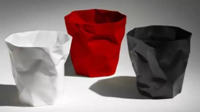 Basureros que simulant estar arrugados.