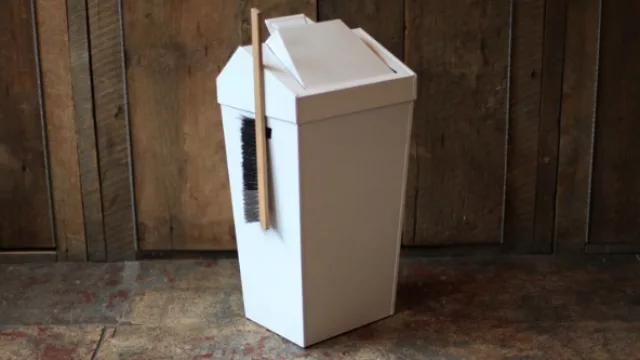 Un práctico tacho con pala y cepillo incluido, de Brendan Ravenhill.