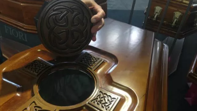 Un cajón con una urna en el centro para guardar las cenizas de la cremación.