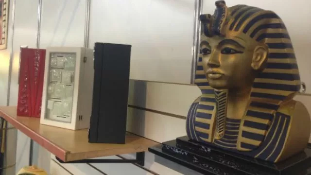 Urnas para cenizas de todos los tipos, hasta de un faraón.