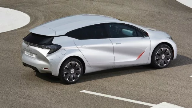 Está realizado con materiales ligeros, poseé un motor híbrido tricilíndrico de 75 CV al que se suma un propulsor eléctrico de 40 KW, ruedas especiales de Michelin y un diseño aerodinámico.