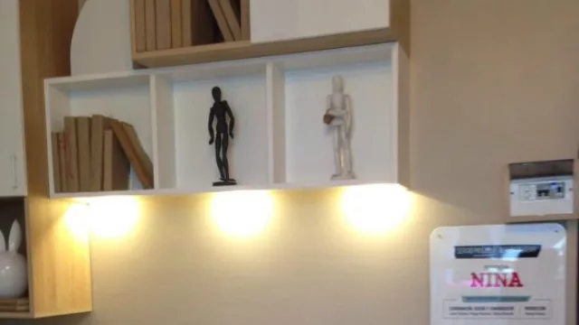 El detalle de las luces le brinda sofisticación a un cuarto para jóvenes.