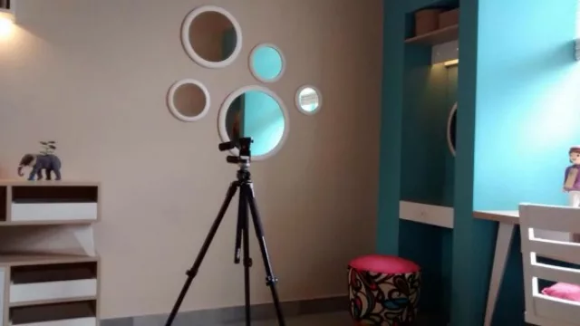 Todas las aficiones de los jóvenes contempladas en este espacio como por ejemplo el trípode de cámara. 