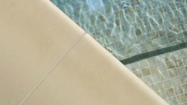 Edora presenta un tono uniforme lleno de texturas onduladas. Tiene un estilo más minimalista.