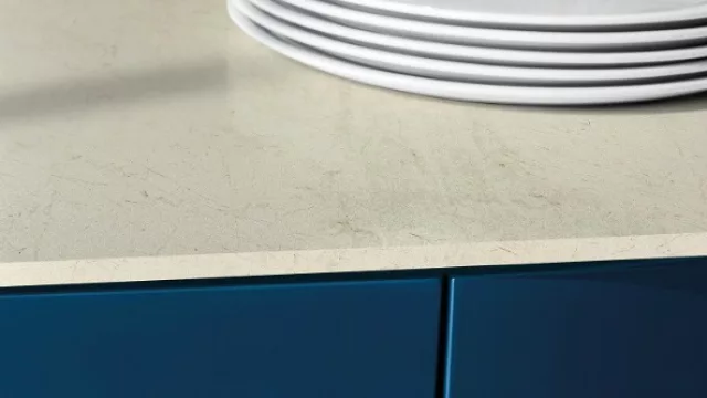 Irok, su textura evoca la apariencia de antiguas rocas calizas.