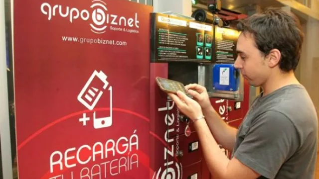 El celular siempre cargado: desembarcan en la ciudad los casilleros Quick-Energy