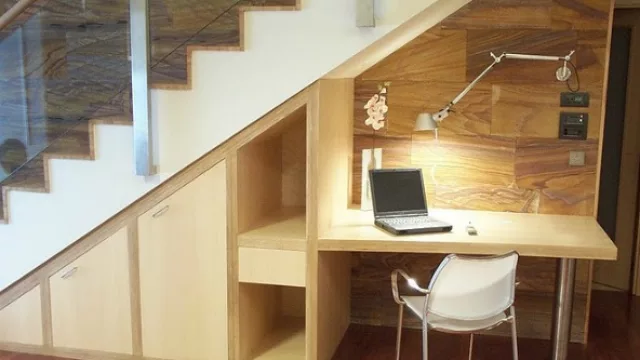 Un escritorio, silla y conexión eléctrica: lo esencial para instalar un espacio de trabajo y/o estudio.