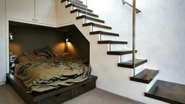 Una cama o sofá o mueble para descansar puede encajar a la perfección debajo de las escaleras dependiendo del ambiente en el que se encuentren.