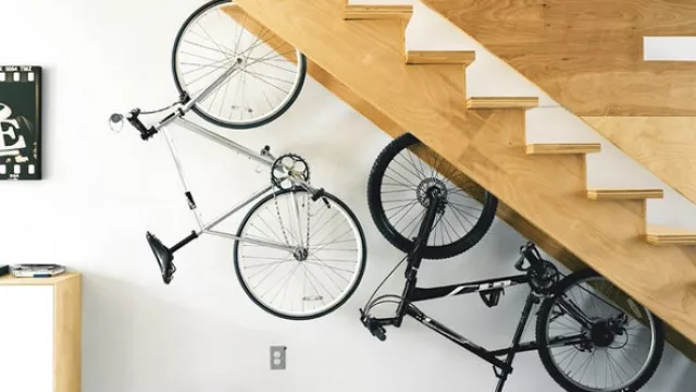 Espacio muerto aprovechado al máximo, incluso para guardar las bicicletas.