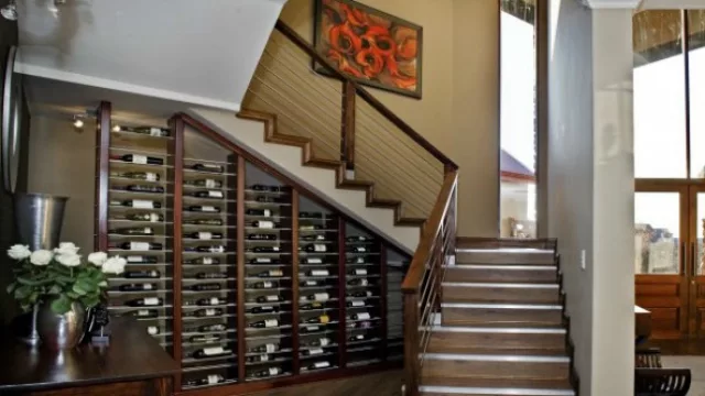 El espacio aprovechado para el sueño del pibe: una vinoteca.