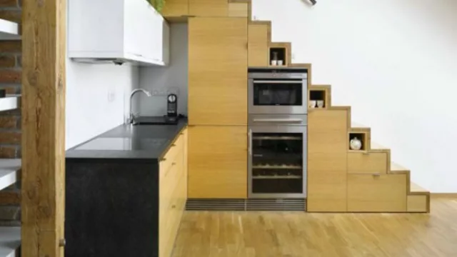 La cocina y le horno, incluso pueden encajar en las escaleras. Se ahora espacio y complementa el diseño.