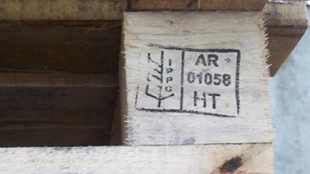 Una vez tratada la madera del embalaje, la misma se sella con una marca que acreditará la certificación exigida por la norma. 