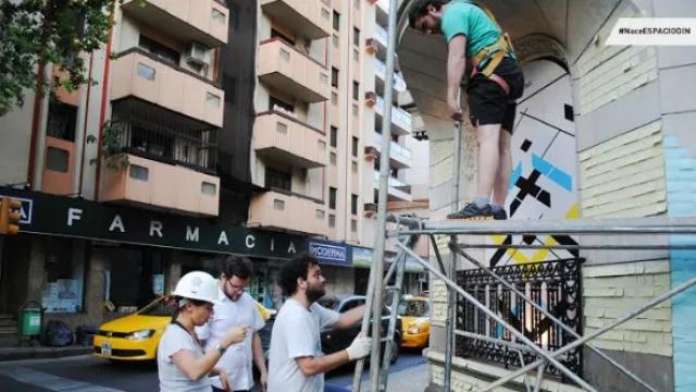 Además de Post-it se pintaron las aberturas de la fachada ahora selladas. 