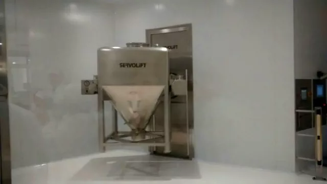 El mezclador de principios activos y excipientes de la linea de producción de sólidos, el paso previo a que el polvo llegue al molino que calibra las micropartículas en partes iguales.