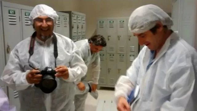 ¿El ébola llegó a Clarín? No, los compañeros del diario cambiándose para la visita guiada a la planta.