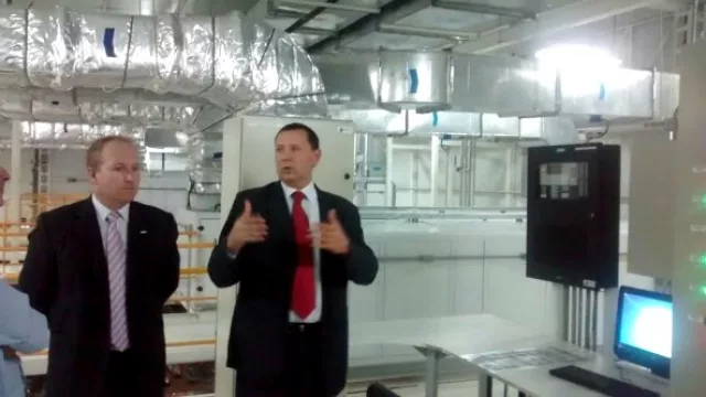 Mario Galliano y Alejandro Mandolesi, gerente de Operaciones y de Procesos de Savant, explican la purificación del aire y del agua que requiere la planta