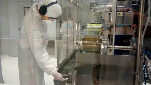 La máquina que produce las cápsulas de gelatina blanda de Fabogesic.