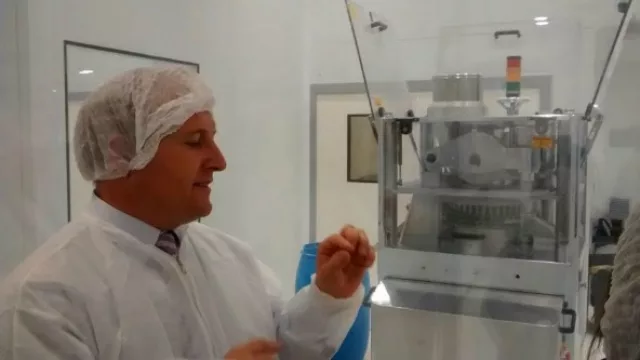 Cada comprimido es seleccionado por su peso y dimensiones antes de pasar al empaquetamiento.