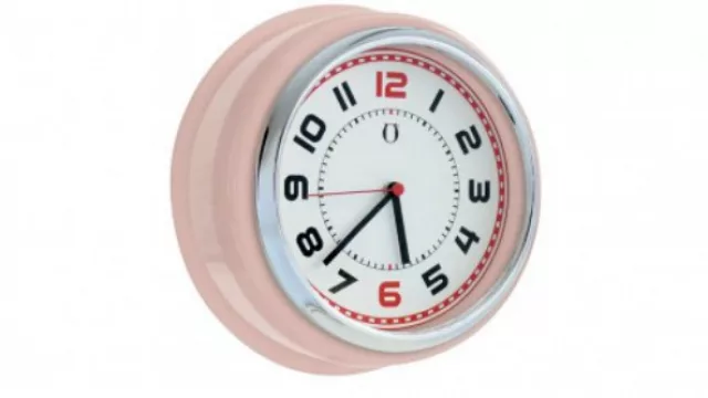 Reloj retro rosa pastel, disponible en Gato Store.