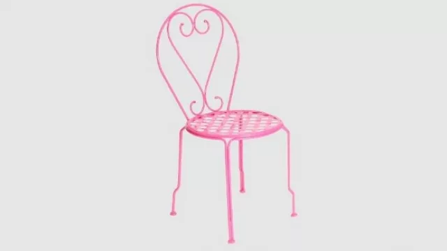 Una silla de hierro esmaltada rosa ideal para el jardín. Saladita: $ 1.096 en tienda Morph de MercadoLibre.