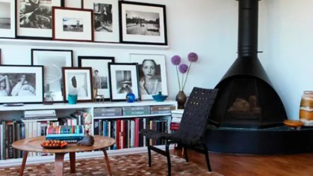 Si no querés perforar, es tendencia en interiorismo apoyar los cuadros sobre repisas o sobre el mismo mobiliario.