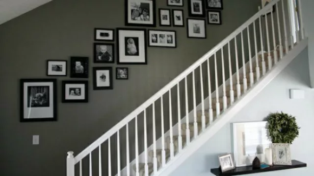 Hay que respetar los espacios vacíos para no sobrecargar la vista y, si se puede, acompañar el mobiliario de la casa, como en este caso en el que los cuadros siguen la línea generada por la escalera.  