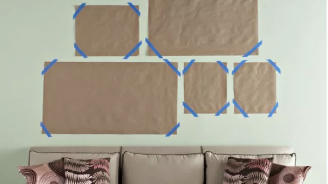 Antes de clavar, mejor tomá las medidas de los marcos y situalos en la superficie para crear la composición.