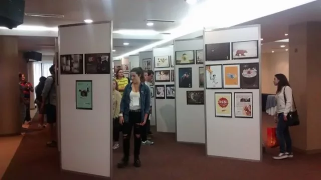 Primer piso. Muestra de Gráfica, Radio, BePI, BTL, Comunicación Eficiente, Dirección de Arte, Vía Pública, Diseño Gráfico, Redacción, Innovación en Medios y Jóvenes Creativos Argentinos.