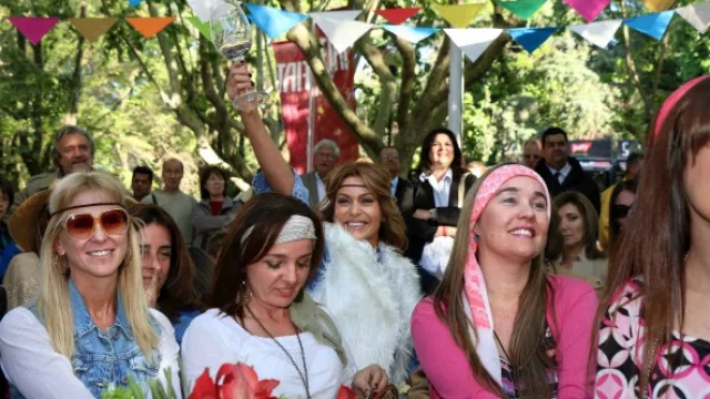 Además de la belleza de los autos, la bellezas de ellas... resalta Karina Mazzoco levantando una copa.