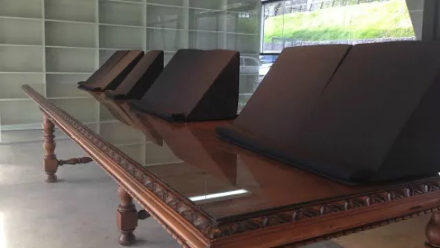 Todo cuidado en la sala de archivo.