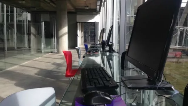 La biblioteca está provista de computadoras para tener acceso a los archivos digitales.