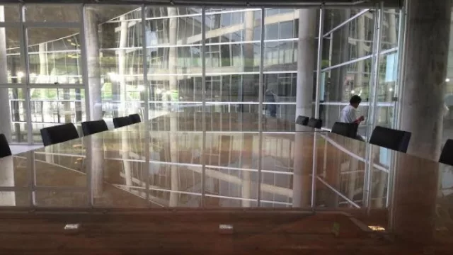 La mesa recuperada para la sala de lectura.