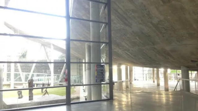 El gran techo que cobija a los archivos se hunde sobre sala.