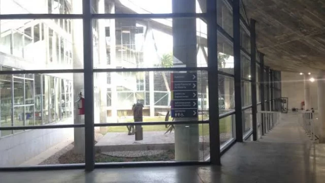 Cuenta con patio interno (y luz natural logrados gracias al techo).