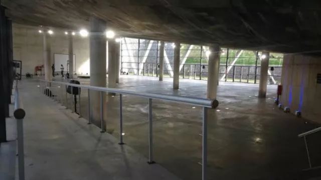 Una gran sala con acceso a discapacitados que podría albergar cualquier expo o feria.