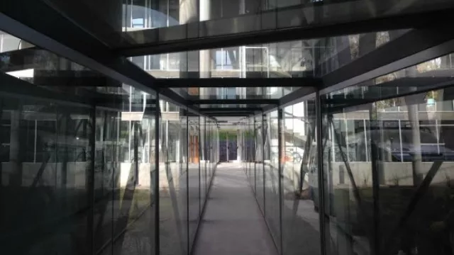 Un túnel conecta la biblioteca con el salón cultural.