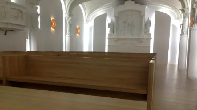 Desde el escenario se respeta el color de la madera del suelo.