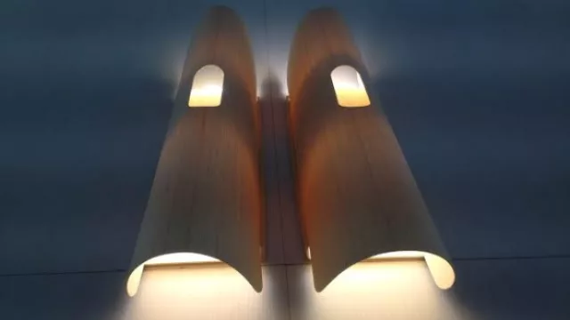 Las luces de madera translúcida resaltan los muros.