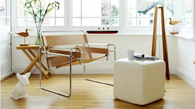 Piso y mobiliario juegan a favor de los muros y aberturas blancas. 