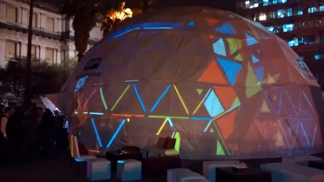 La presentación se realizó en un domo de 15 metros de diámetro en la Plaza de la Intendencia.