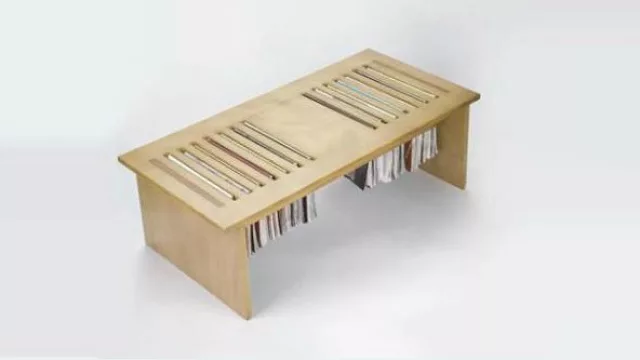 Asiento bajo de Umbra con portarevistas. Mientras esperás, leés...