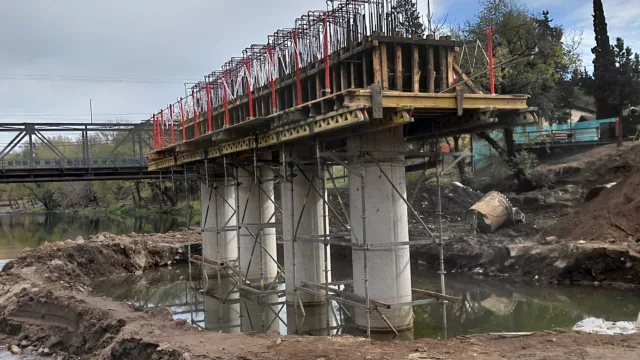 Nuevo puente en Santa Rosa de Calamuchita: Ya se observan las columnas que sostendrán la estructura principal