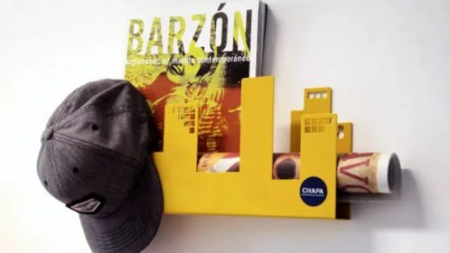 Revistero de Umbra que a la vez es perchero/llavero. ($ 400).