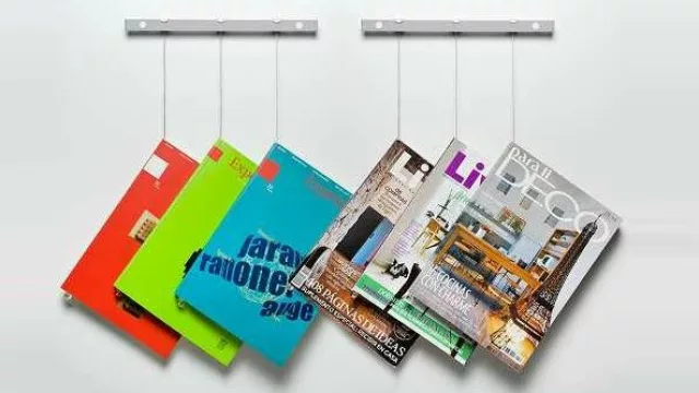 Revistero de Umbra colgante con bolas de acrílico en el extremo inferior para sostenerlos. (MercadoLibre $ 202, 09).