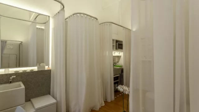 El mobiliario es funcional ya que con una sola pieza se pueden realizar varias actividades.