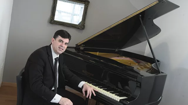 Luciano Massitti, titular y director general.