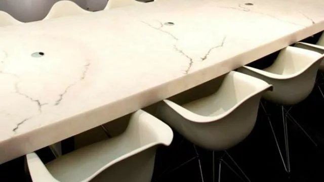 l grosor de la placa permite también crear piezas de mobiliario.