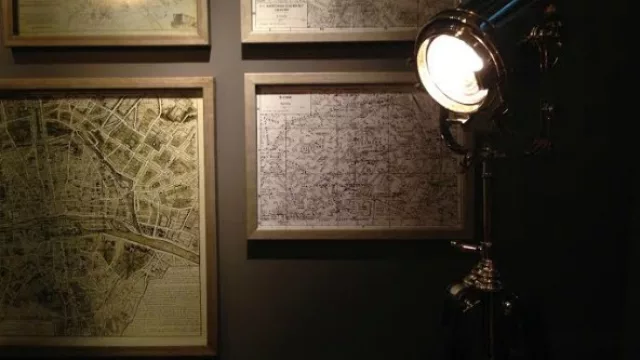 Los mapas que le recuerdan al aviador dónde estuvo sobrevolando y todos los destinos que visitó.