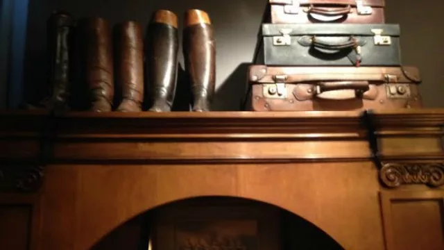 Botas, maletas y elementos antiguos marcan una clara impronta al playroom del aviador.