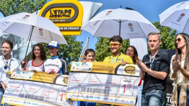 Cristina Greve y Josué Moyano muestran orgullosos los pasajes para L´Etape du Tour 2015 junto al Intendente de Villa Carlos Paz, Esteban Aviles.